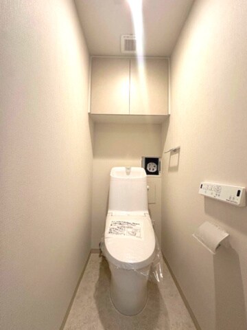 物件内観写真10　(洗面室と独立した温水洗浄便座です)