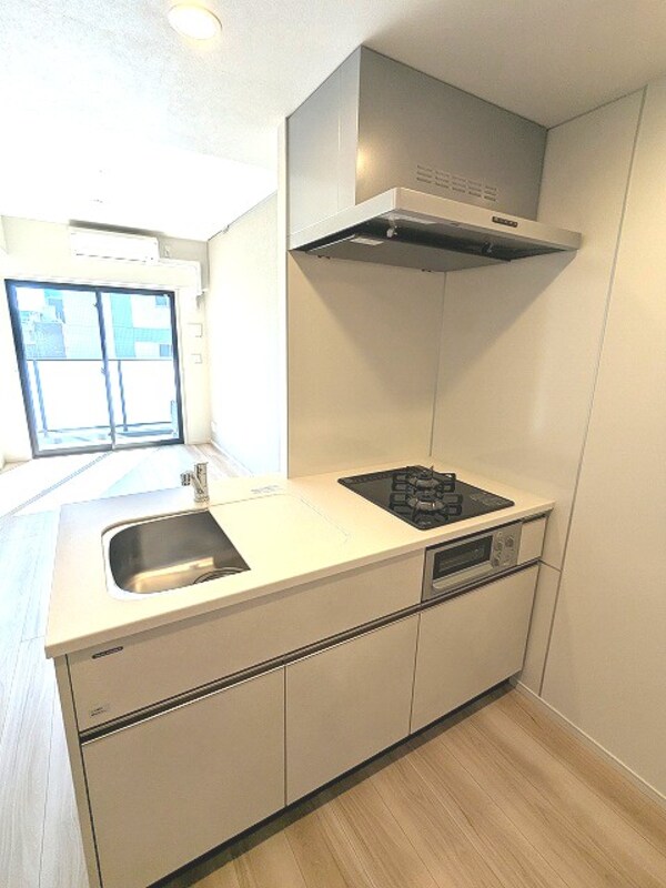 キッチン(グリル付ガス2口システムカウンターキッチン、瀟洒でお手入れ楽)