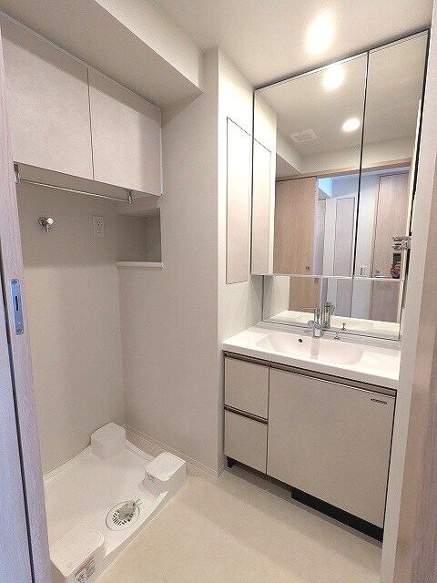 物件内観写真10　(2面鏡付、ハンドシャワー付の独立洗面台、洗面台下にヘルスメー)