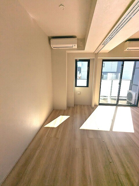 物件内観写真26　(洋室、南向き日当り良好、エアコン・ウォークインクローゼット)