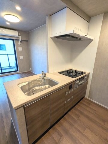 物件内観写真5　(グリル付ガス3口システムカウンターキッチン、瀟洒でお手入れ楽)