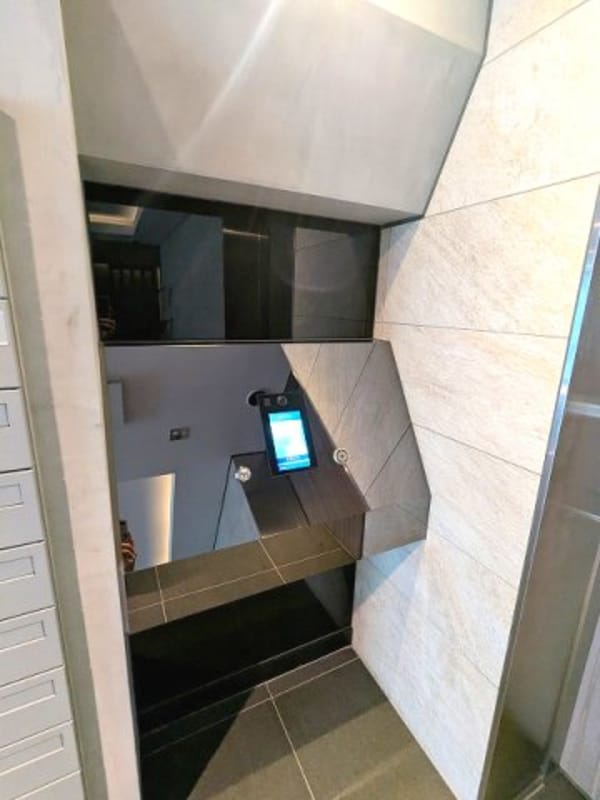 エントランス(タッチキーのモニター付オートロックセキュリティ)