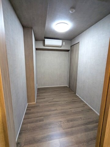 物件内観写真9　(4帖洋室、インターネット無料、リビング各洋室にエアコンと照明)