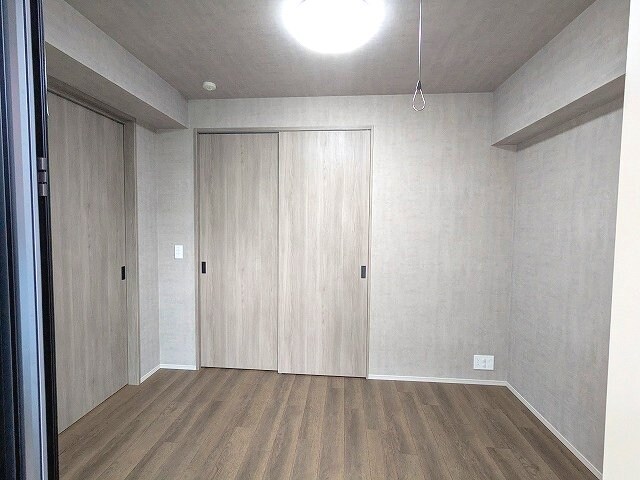 物件内観写真28　(5帖洋室、インターネット無料、リビング各洋室にエアコンと照明)