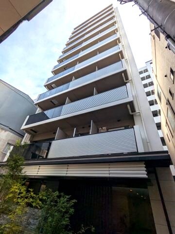 物件外観写真1　(前面通りは佐竹商店街で買物便利、人目があり安心、アーケード付)