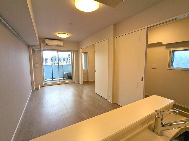 物件内観写真3　(インターネット無料、リビングに床暖房・エアコン・照明・ピクチ)