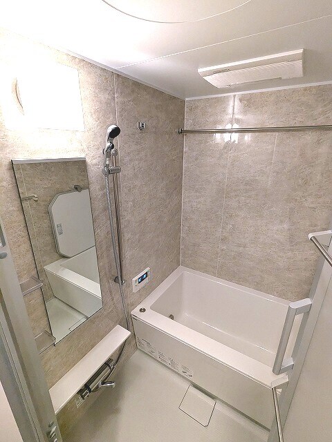 物件内観写真6　(追焚オートバス、浴室換気乾燥機、スライドバー付シャワー水栓)