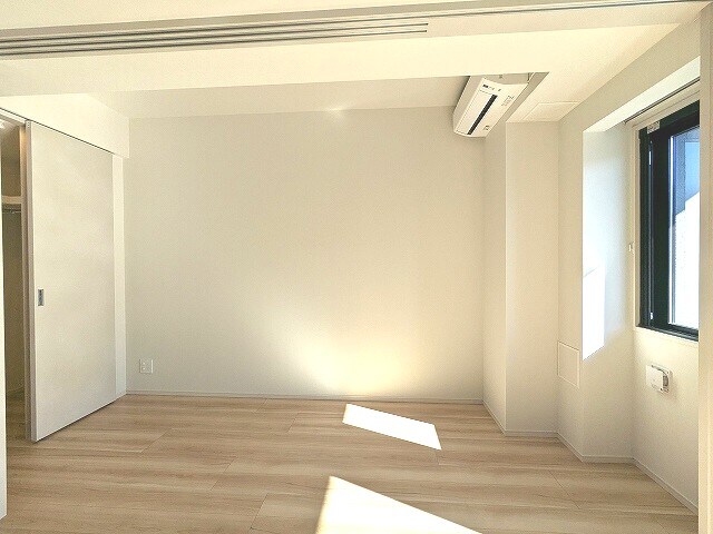 物件内観写真9　(洋室、南向き日当り良好、エアコン・ウォークインクローゼット)