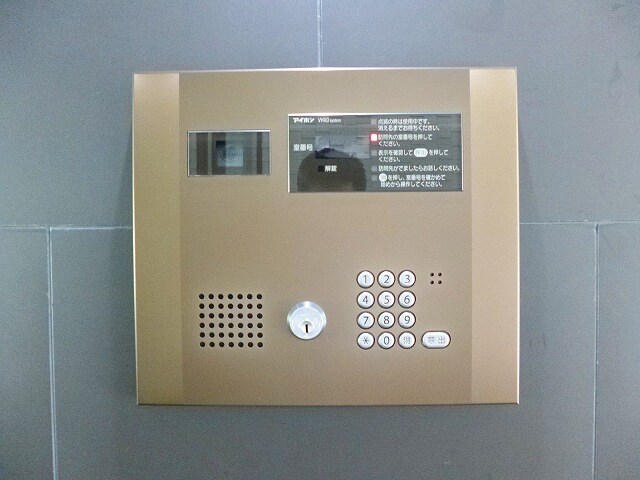 物件外観写真2　(モニター付オートロックセキュリティです)