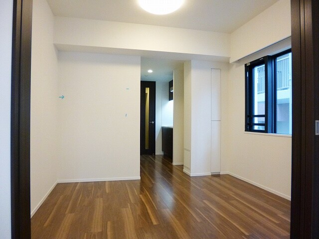 物件内観写真4　(テーブルソファー配置しやすい室内です)