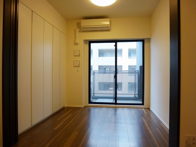 物件内観写真7　(ベッド家具配置しやすい洋室です)