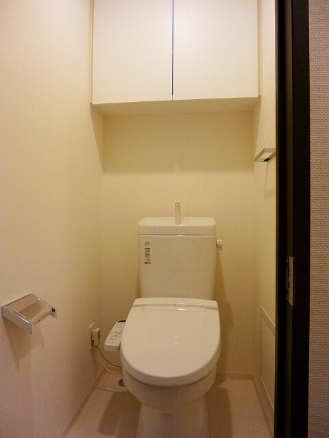 物件内観写真8　(温水洗浄便座です)