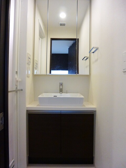 物件内観写真9　(三面鏡付独立洗面室です)