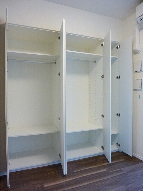 物件内観写真10　(洋室壁一面のクローゼットです)