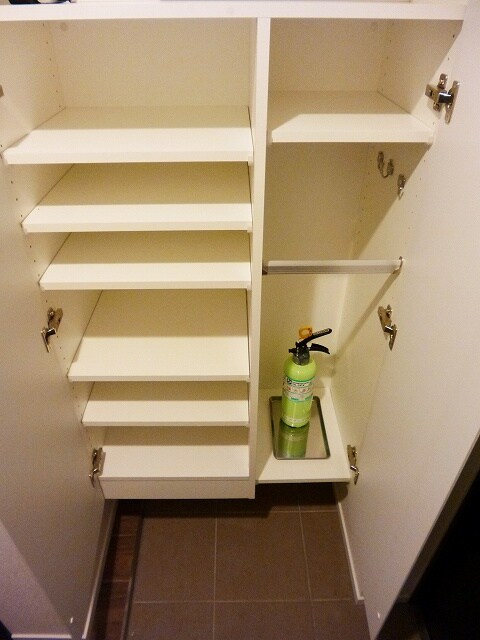 物件内観写真12　(収納豊富なトールタイプのシューズＢＯＸです)