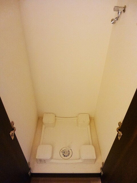 物件内観写真18　(排水溝掃除しやすい足高の防水パンです)