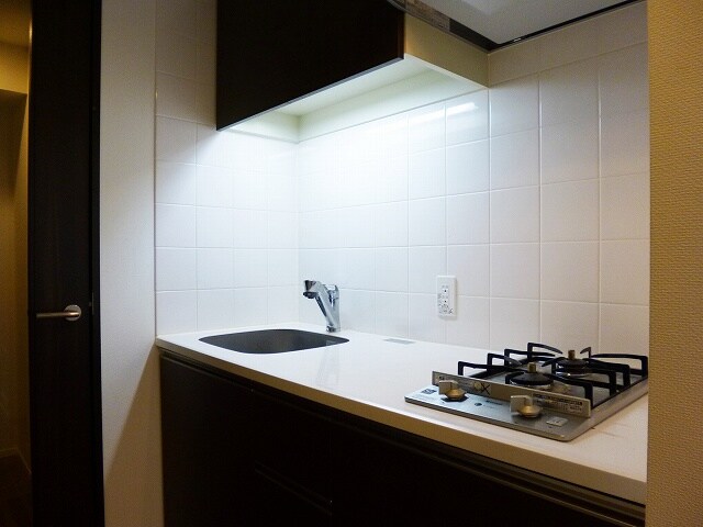 物件内観写真25　(広々シンクで料理しやすいです)