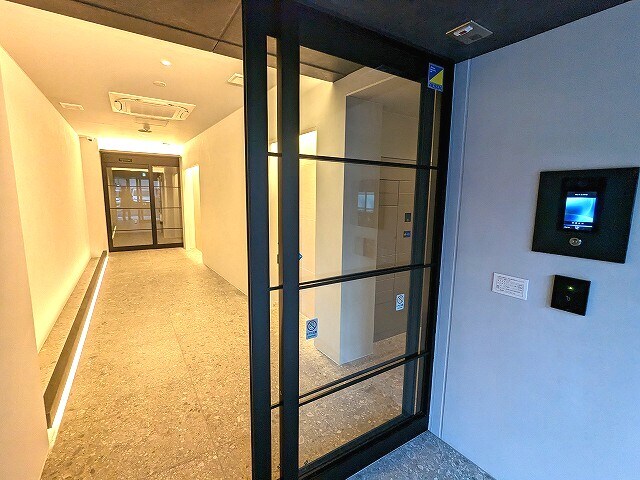 物件外観写真2　(タッチキーのTVモニター付オートロックセキュリティ、エアコン)