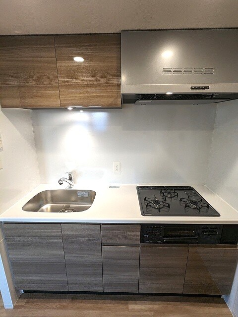 物件内観写真6　(グリル付、ガス3口システムキッチン、瀟洒でお手入れ楽なガラス)