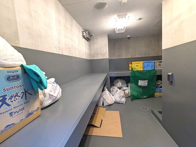 物件外観写真3　(24時間利用可能な敷地内ゴミ置場)