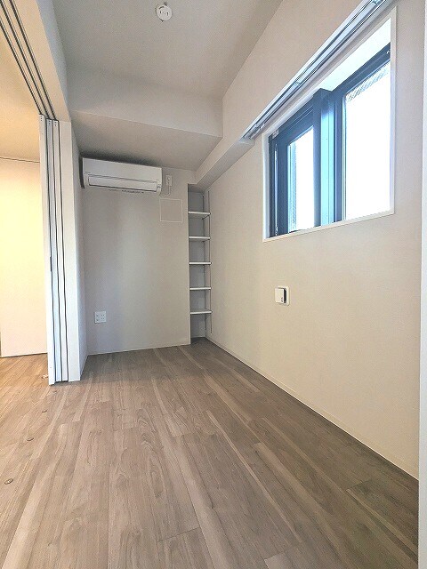 物件内観写真8　(3.2帖洋室、エアコン3台付、インターネット無料)
