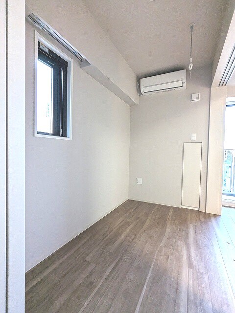 物件内観写真9　(2.8帖洋室、エアコン3台付、インターネット無料)