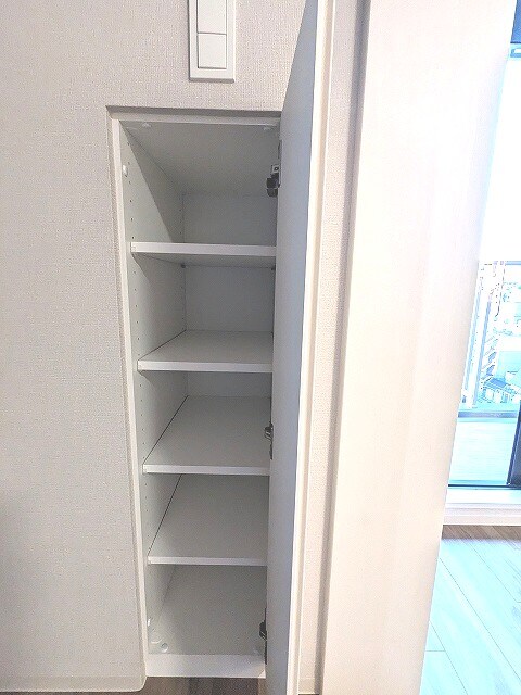 物件内観写真25　(2.8帖洋室にも便利な収納付き)