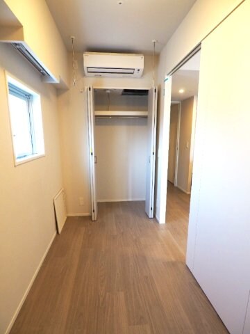 物件内観写真7　(3.4帖洋室、インターネット無料、エアコン・照明・クローゼッ)