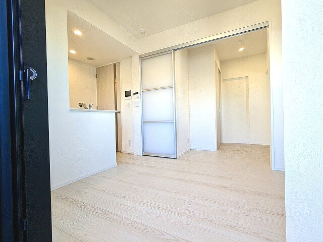 物件内観写真4　(インターネット無料、床暖房、照明付きです)