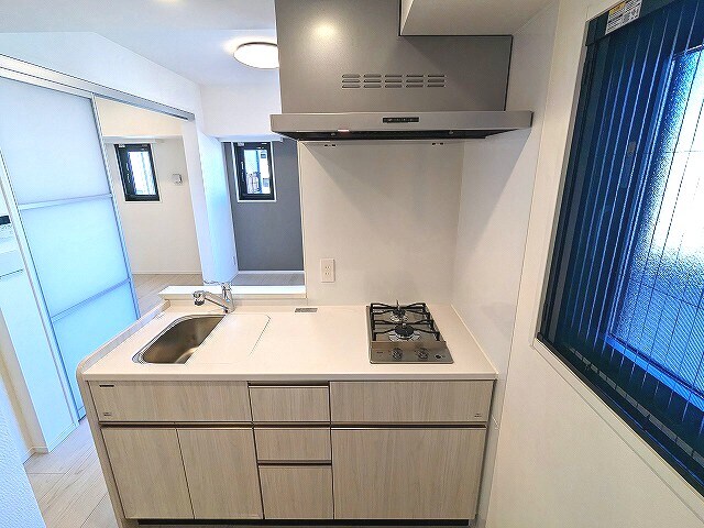 物件内観写真5　(窓付き明るく換気良好なガス2口カウンターシステムキッチン、広)