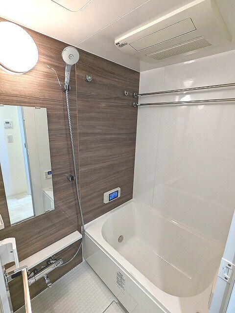 物件内観写真6　(追焚オートバス、浴室換気乾燥機、浴室TV付、大型のシャワーヘ)