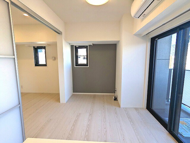 物件内観写真8　(インターネット無料、床暖房、照明付きです)