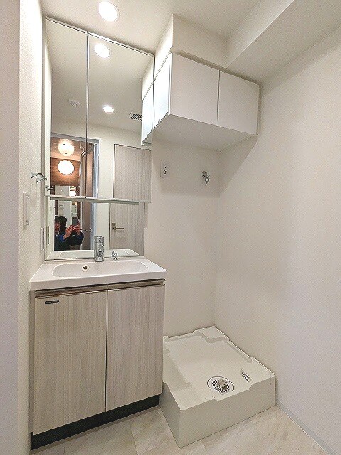 物件内観写真9　(トイレと独立した2面鏡付、ハンドシャワー付独立洗面室、排水口)