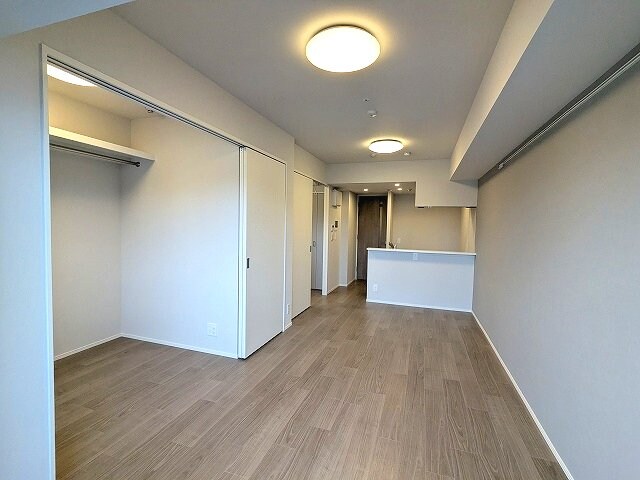 物件内観写真6　(インターネット無料、リビングに床暖房・エアコン・照明・ピクチ)