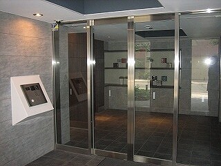 物件外観写真2　(モニター付オートロックセキュリティです)