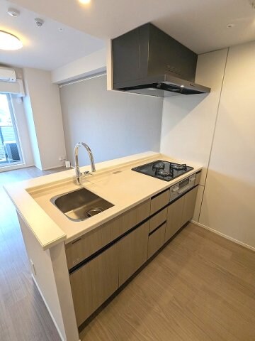 物件内観写真3　(グリル付ガス3口システムカウンターキッチン、瀟洒でお手入れ楽)