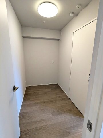 物件内観写真8　(2.8帖洋室、照明付き、リビングと3帖洋室からの2WAYです)