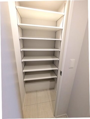 物件内観写真10　(トランク等も収納可能なシューズインクローゼットです)