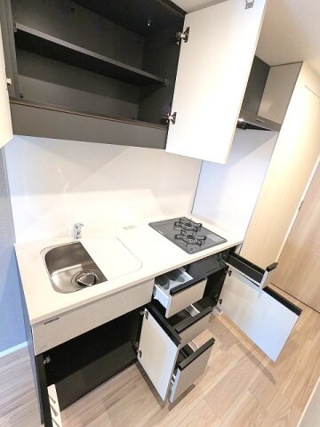 物件内観写真4　(ガス2口システムキッチン、瀟洒でお手入れ楽なガラストップコン)