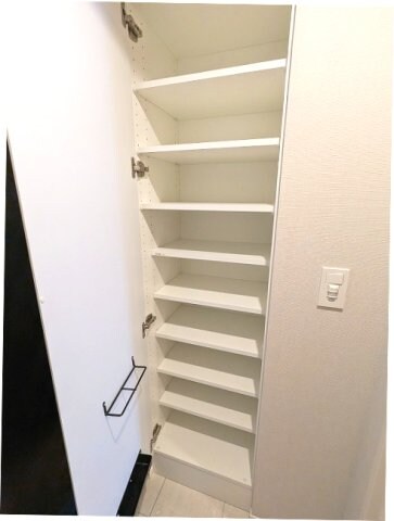物件内観写真9　(傘フック付の収納豊富なトールタイプのシューズBOXです、人感)