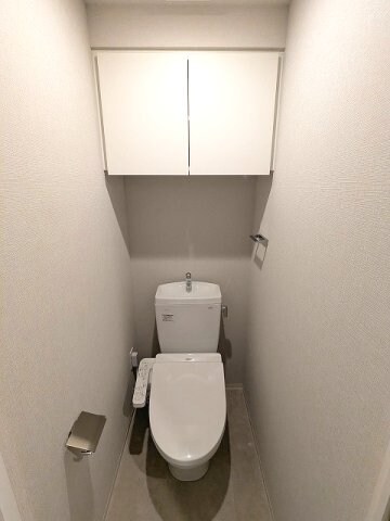 物件内観写真11　(洗面室と独立した温水洗浄便座です)