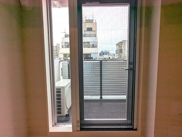物件内観写真26　(6Fバルコニー、網戸は室内側に折り畳み式で清潔です)