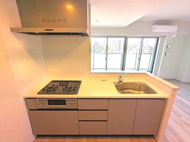 物件内観写真3　(グリル付ガス3口システムカウンターキッチン、広々作業台、瀟洒)