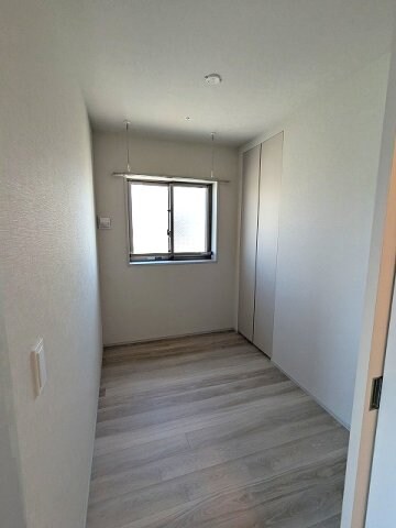 物件内観写真8　(3.2帖洋室
クローゼット
取り外し可能な室内物干し設備
イ)