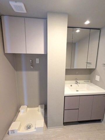 物件内観写真10　(三面鏡付独立洗面台、洗面台下にヘルスメーターストックあり便利)