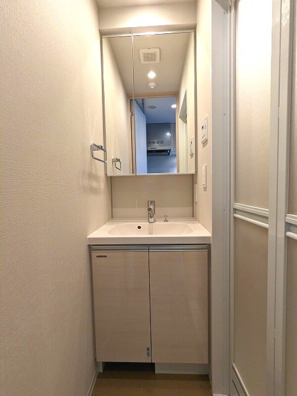 洗面・脱衣所(トイレと独立した洗面室です。ハンドシャワー付き2面鏡付き洗面)