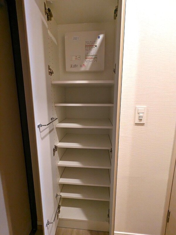 玄関(姿見鏡付きシューズＢＯＸ)