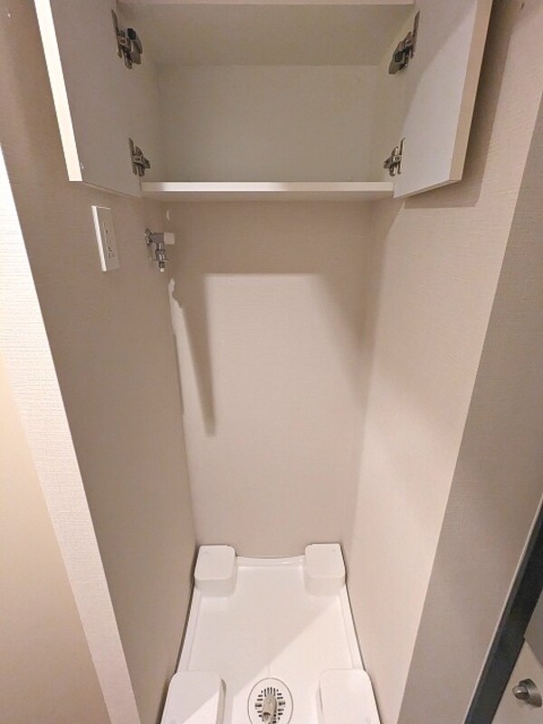 建物設備(排水口のお手入れがいやすく排水口を手前の中央に配置し、更に足)