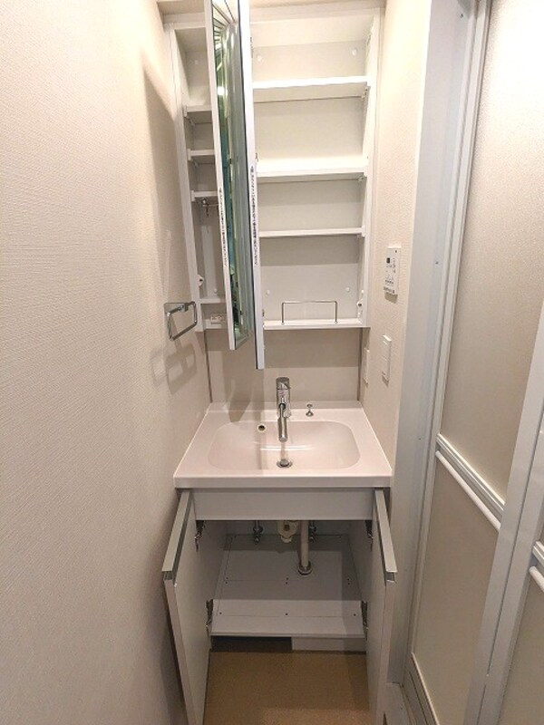 建物設備(収納も豊富な2面鏡付き独立洗面台です)