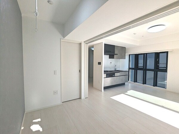 建物設備(3.5帖洋室、リビングと洋室にエアコンと照明付きです、洋室に)